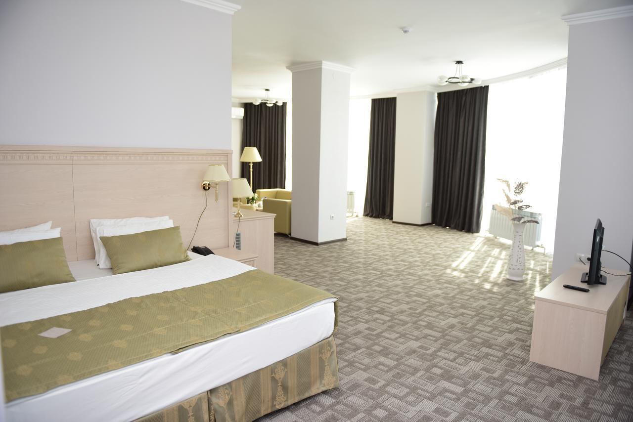 Tanzharyk Hotel Aktobe Exterior foto